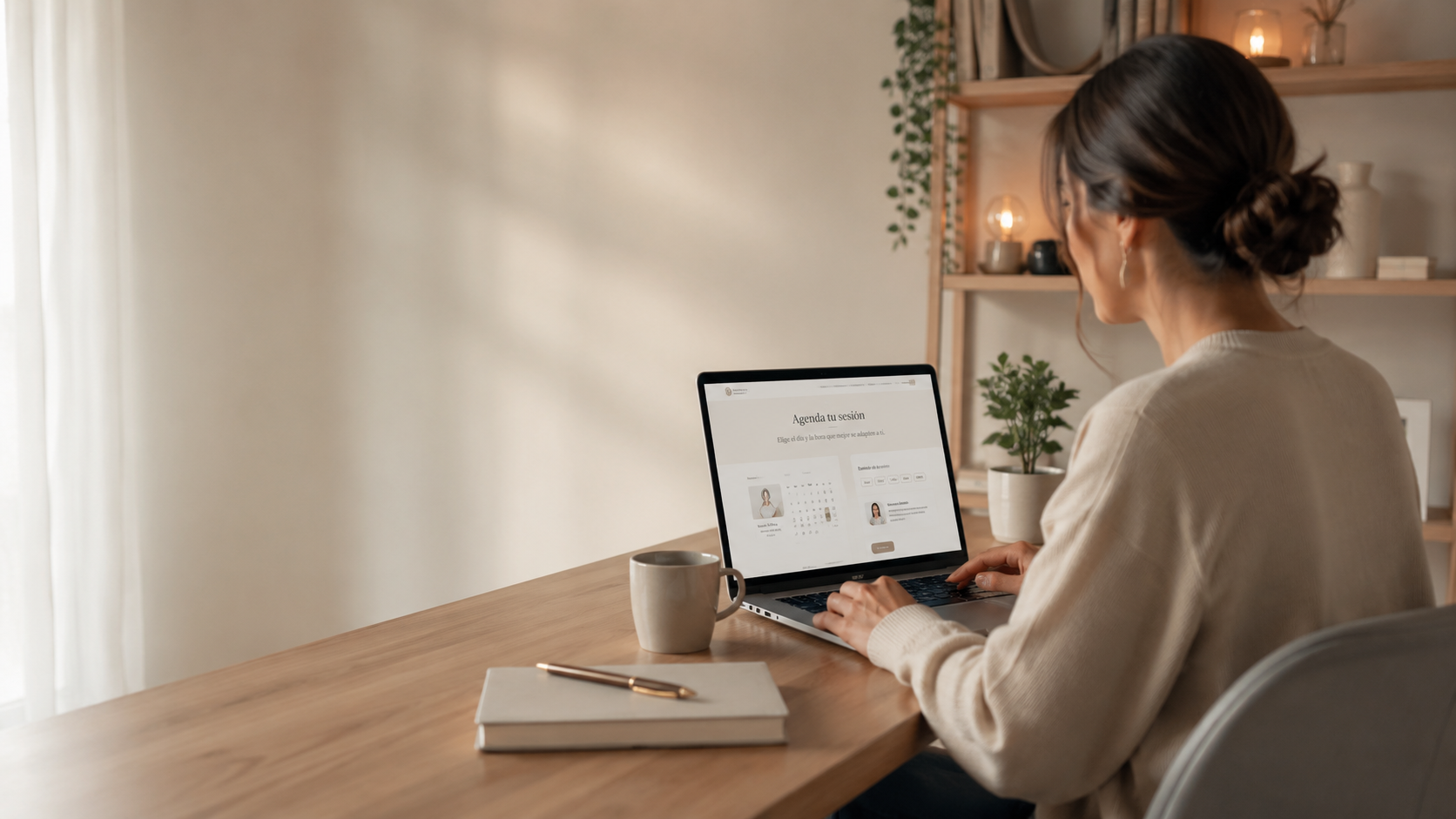 Persona Reservando Una Sesión De Terapia Online